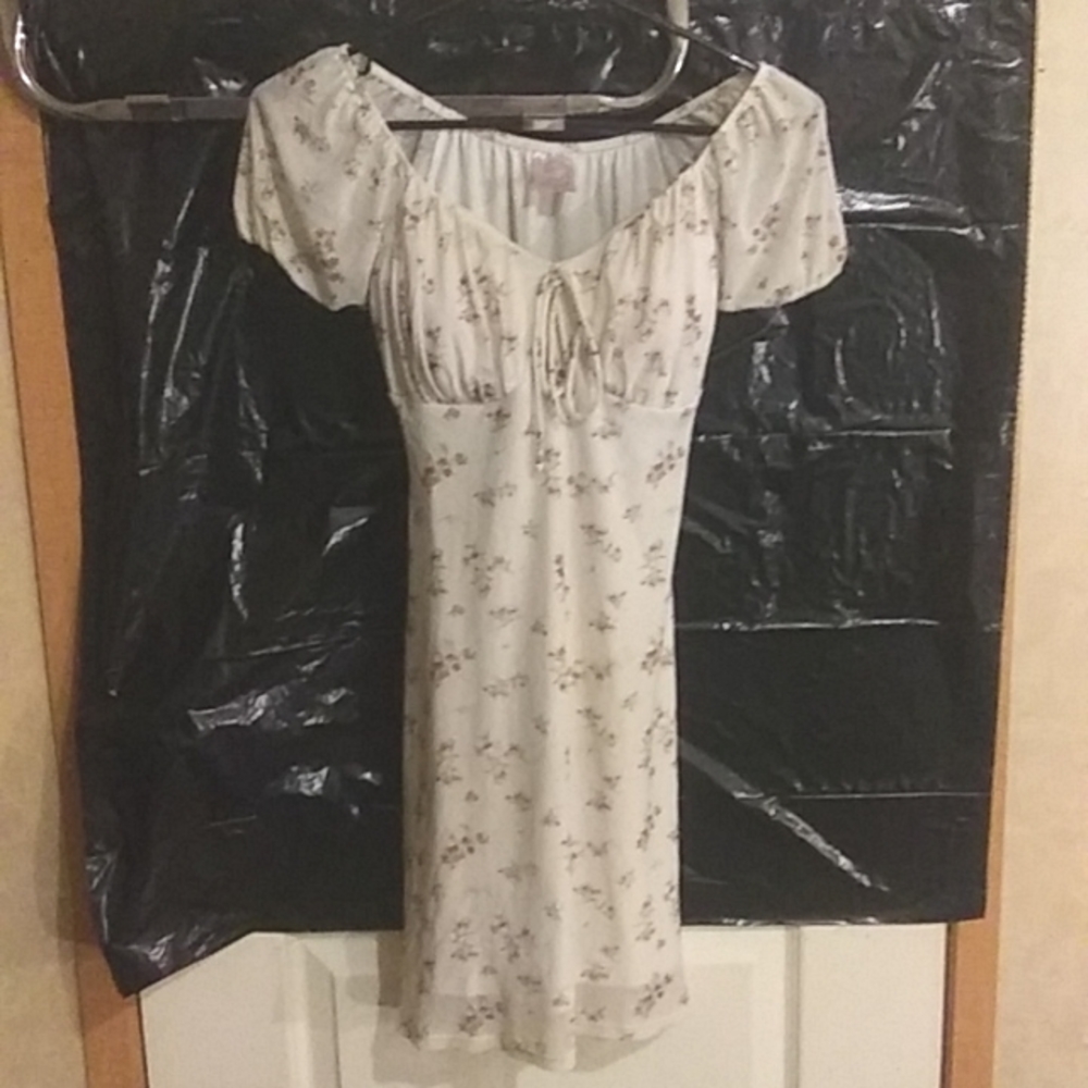 Off white cream with a floral print size fits size xs-m stretch no boundaries